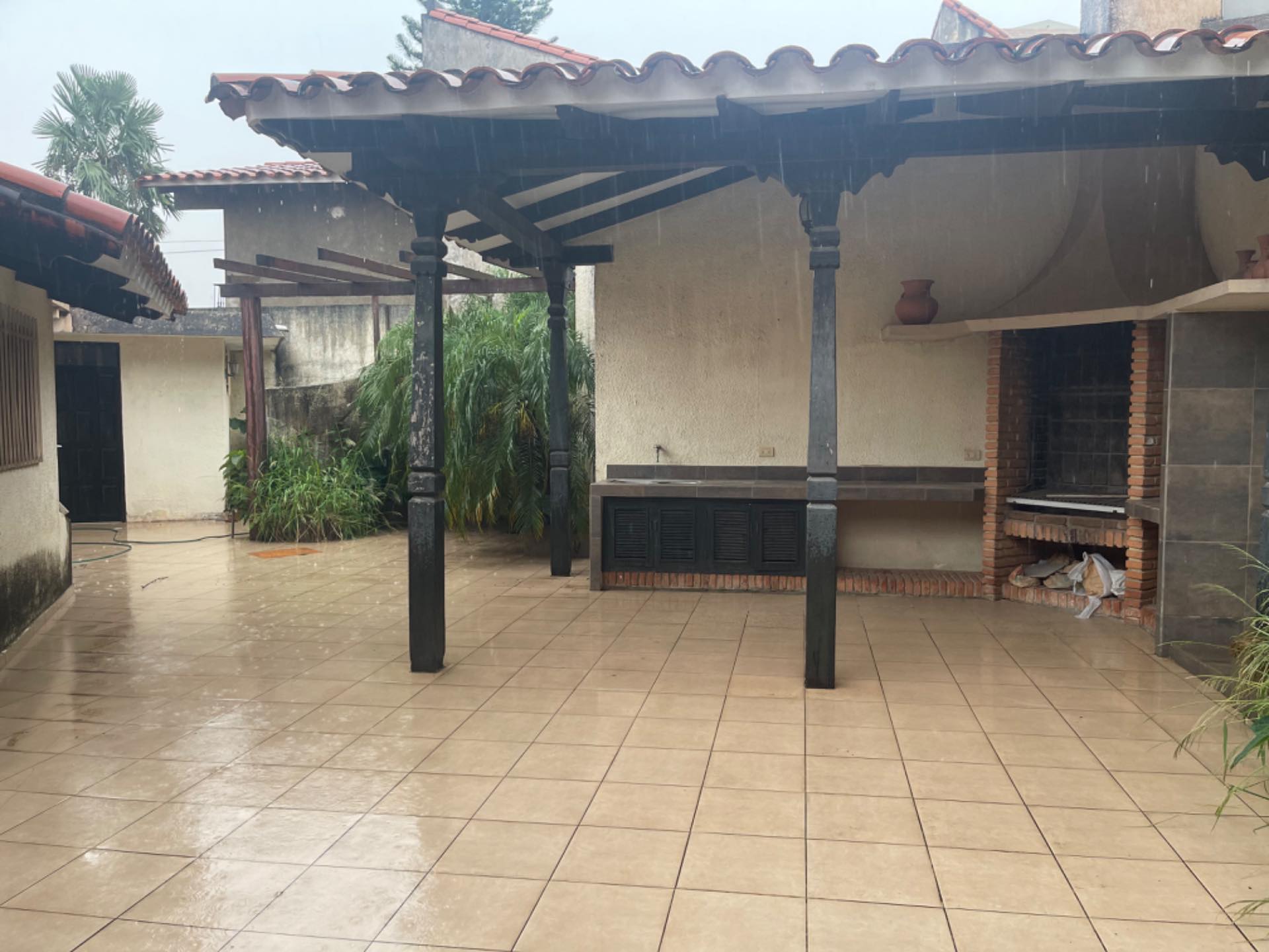 Casa Av Los Cusis zona Norte entre Beni y Banzer Foto 7