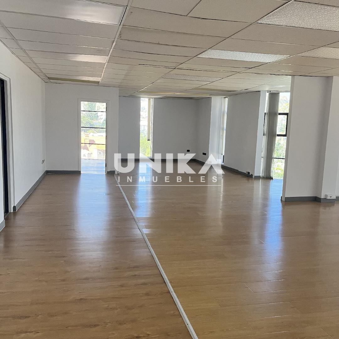 Oficina en AlquilerAMPLIA OFICINA SOLEADA EN LA MEJOR UBICACIÓN , ASCENSOR PRIVADO 4 AMBIENTES , SALA DE REUNIÓN. Foto 1