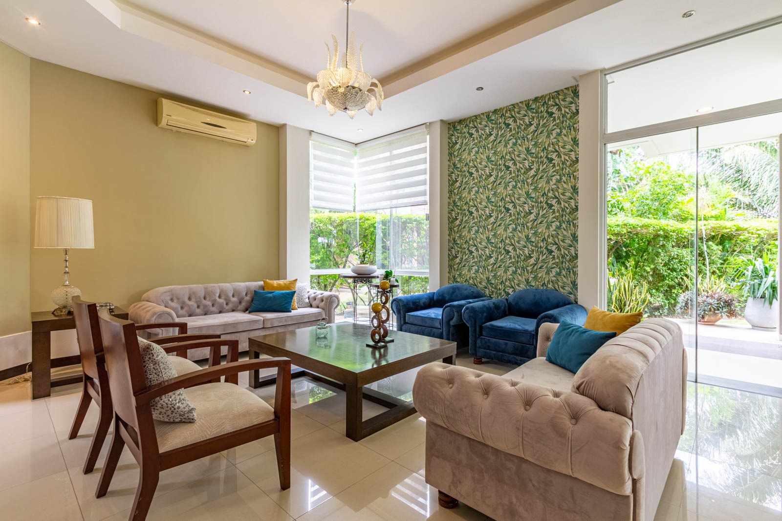 Casa URUBO CONDOMINIO JARDINES DEL URUBO 1
HERMOSA Y ELEGANTE AMOBLADA CASA EN ALQUILER !!!!
CON 4 HABITACIONES SUITE  Foto 18