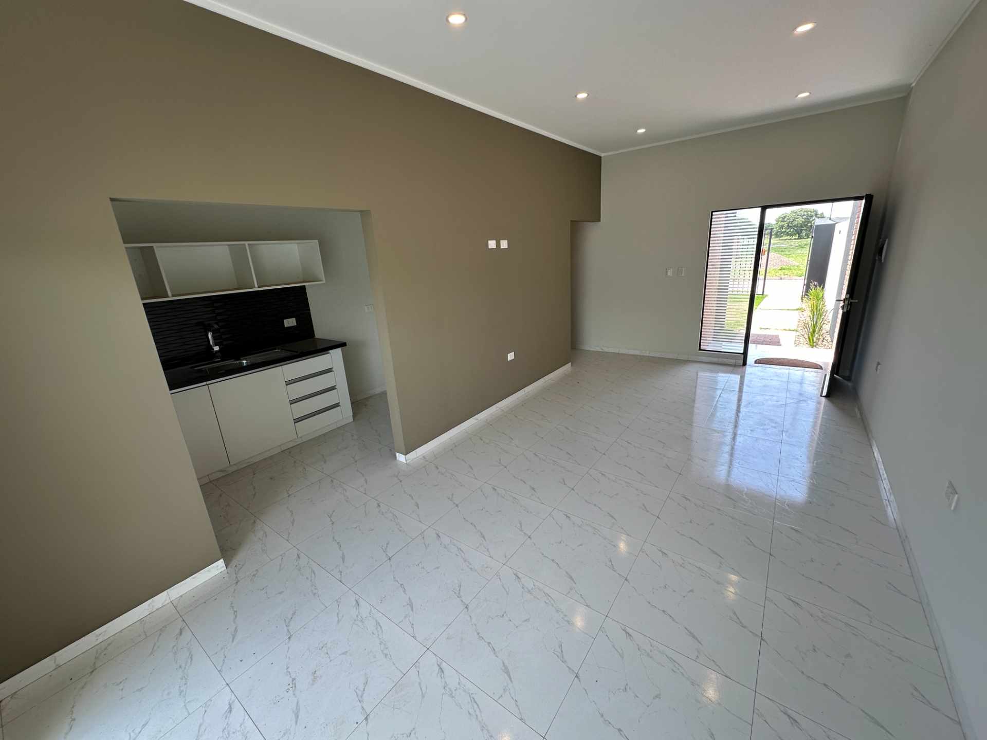 Casa en VentaZona este de Santa Cruz, ubicada atrás del Jardín Botánico sobre calle asfaltada. Por la Laguna Guapilo.   Foto 14