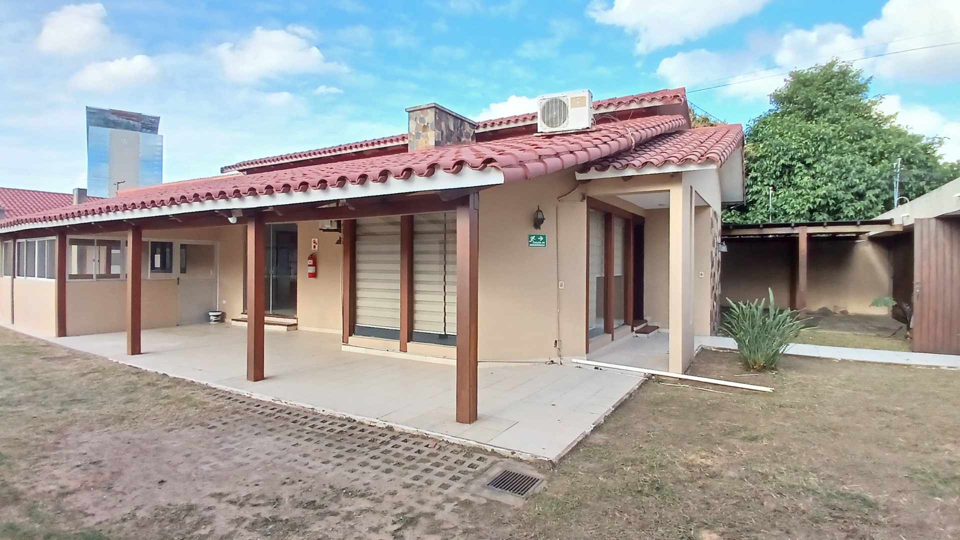 Casa 🏢 EN ALQUILER – AMPLIA CASA EN ESQUINA IDEAL P/ EMPRESAS - DETRAS DE MULTICENTER Foto 3