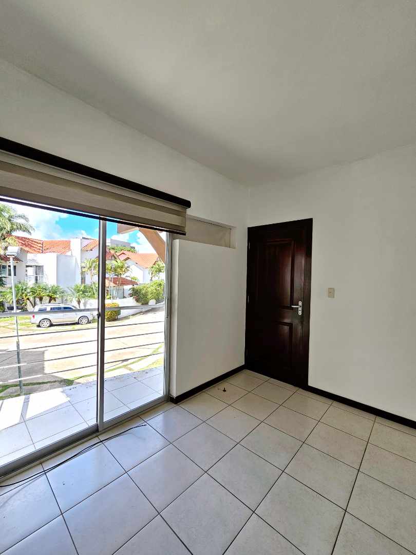 Casa en Entre 5to y 6to anillo Norte en Santa Cruz de la Sierra 3 dormitorios 3 baños 2 parqueos Foto 10