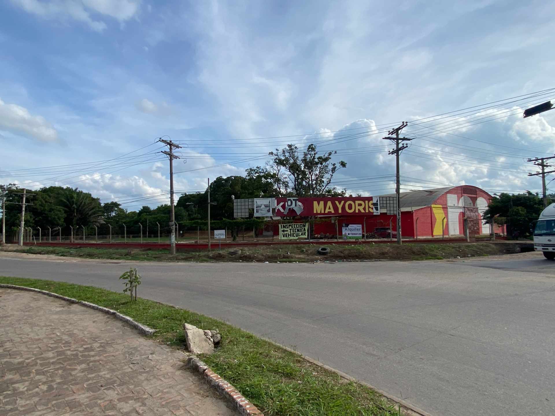 Galpón Sobre Carretera Santa Cruz - Warnes KM 25 esquina justo a la entrada de Warnes (1er Anillo).  Foto 2