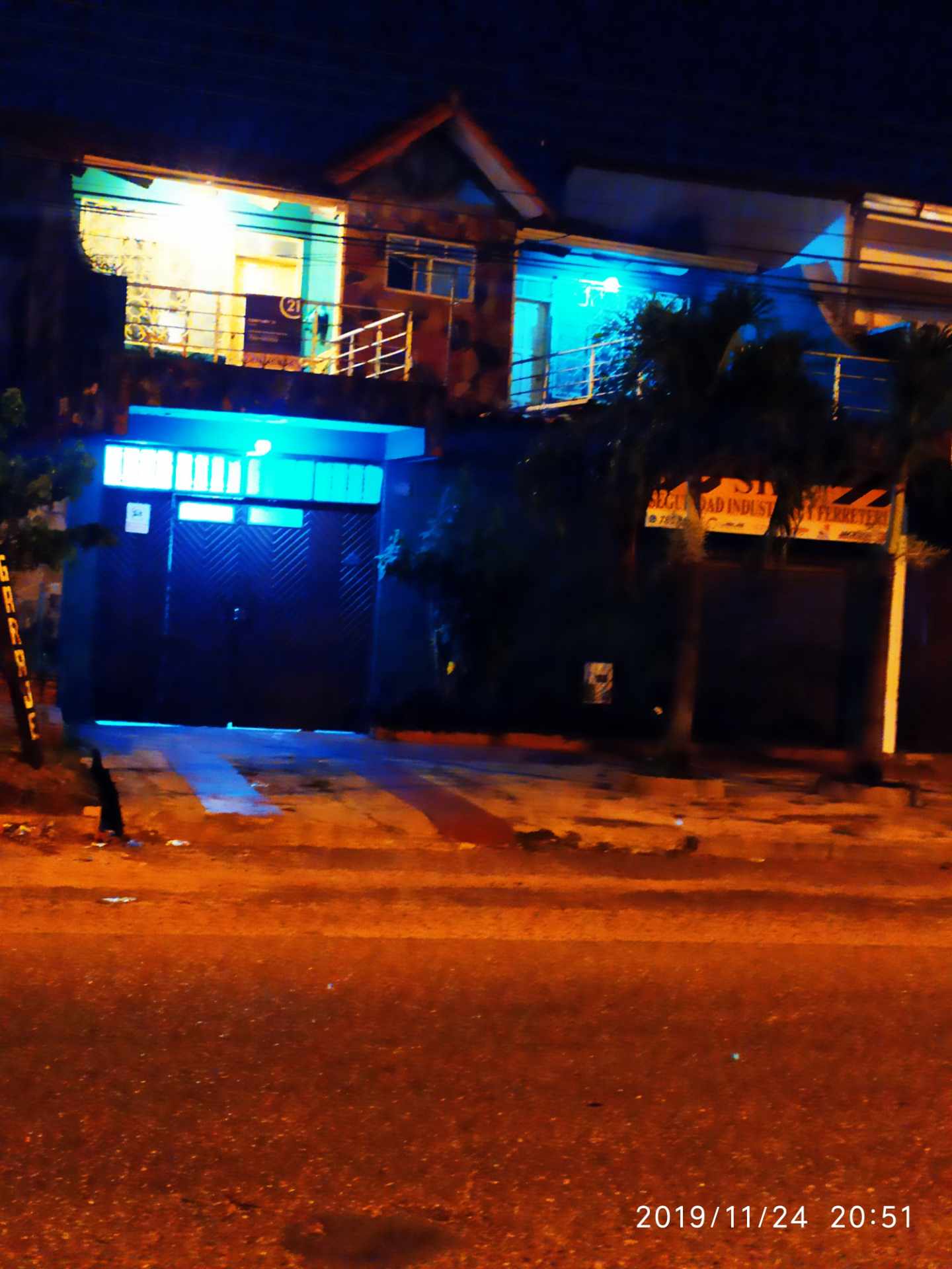 Casa en Entre 3er y 4to anillo Este en Santa Cruz de la Sierra 6 dormitorios 4 baños 2 parqueos Foto 2