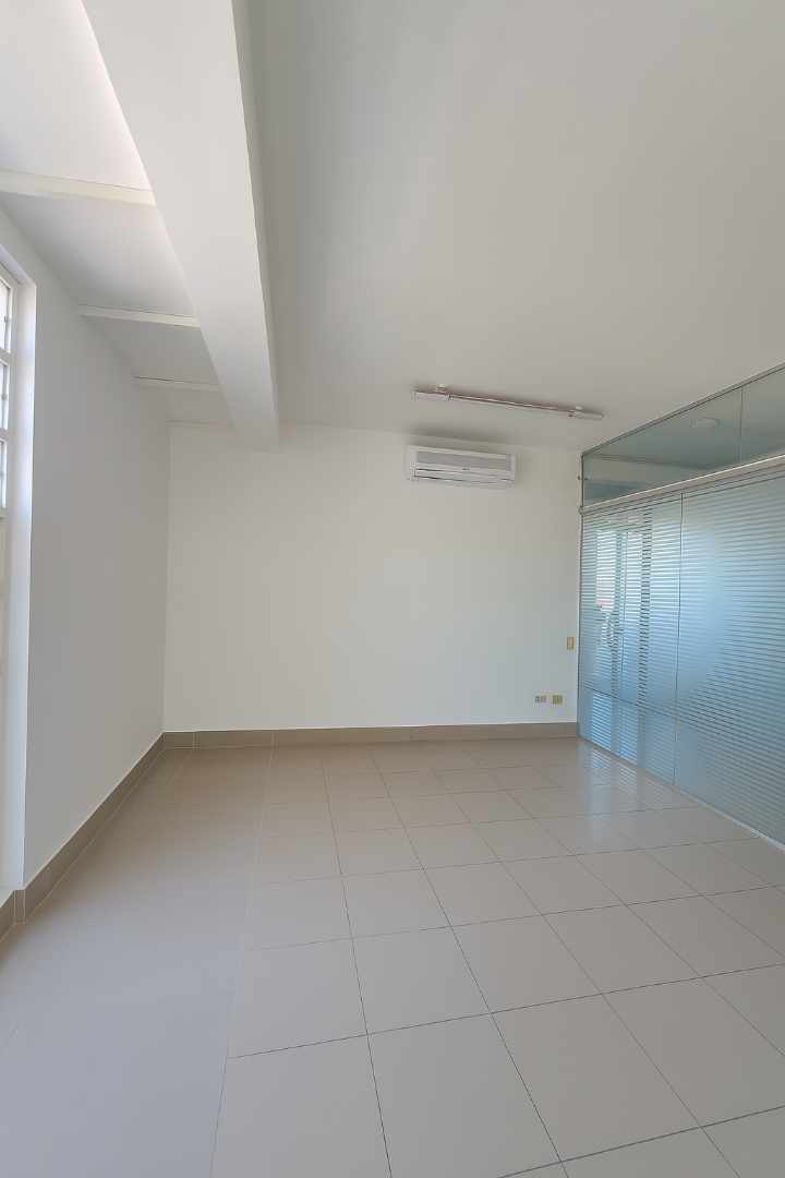 Oficina en AlquilerOFICINA EN ALQUILER – ZONA SUR  SANTA CRUZ DE LA SIERRA Foto 8