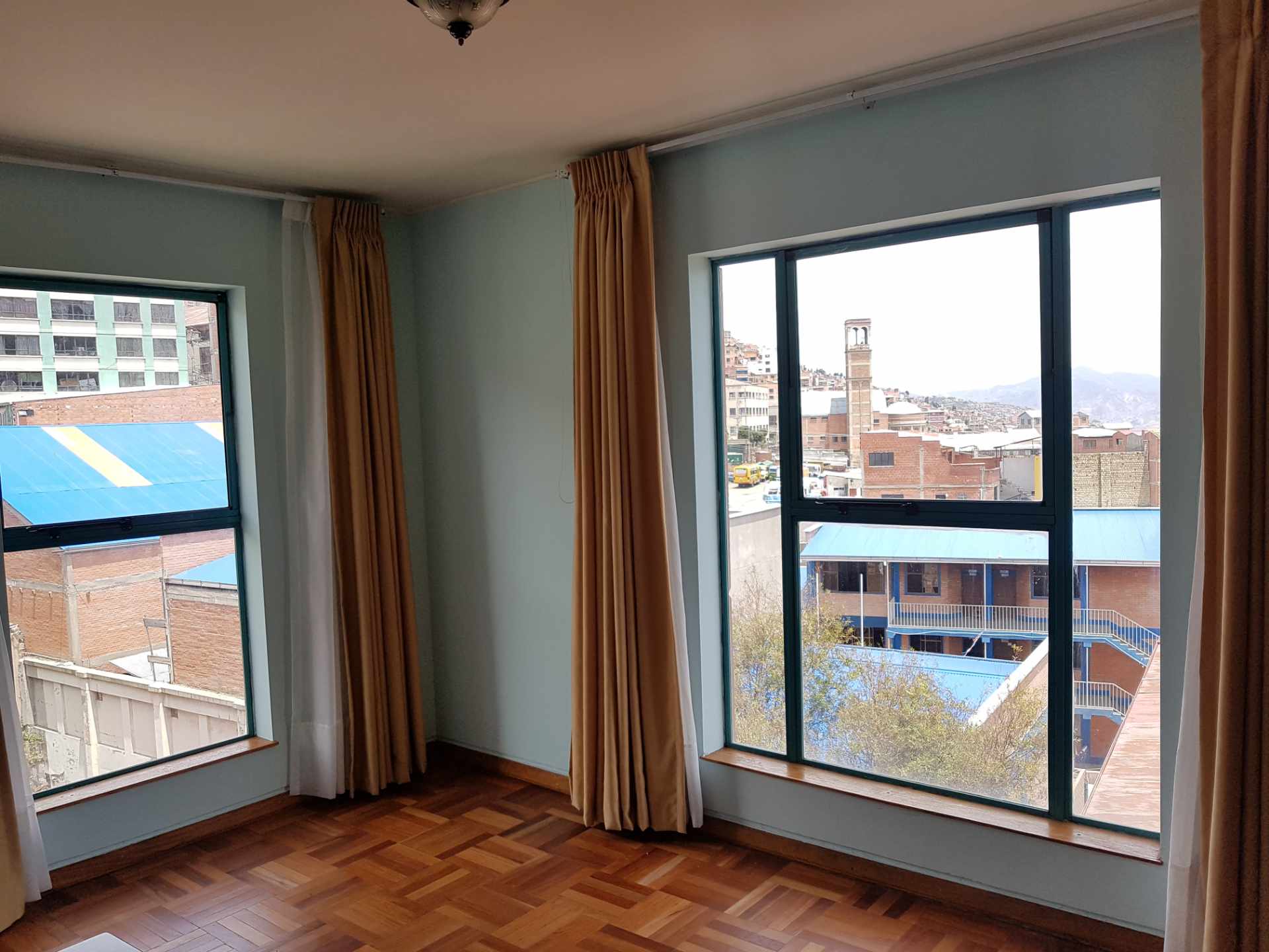 Departamento en VentaDepartamento y Parqueo. Av. Chacaltaya N° 722, Zona Central Foto 3