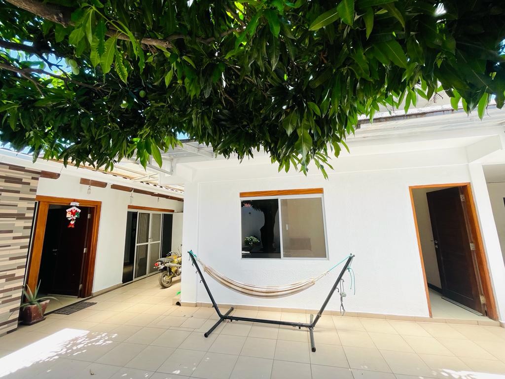 Casa en VentaAVENIDA ALEMANA Y 3ER ANILLO. ZONA NORTE!  5 dormitorios 3 baños 3 parqueos Foto 2
