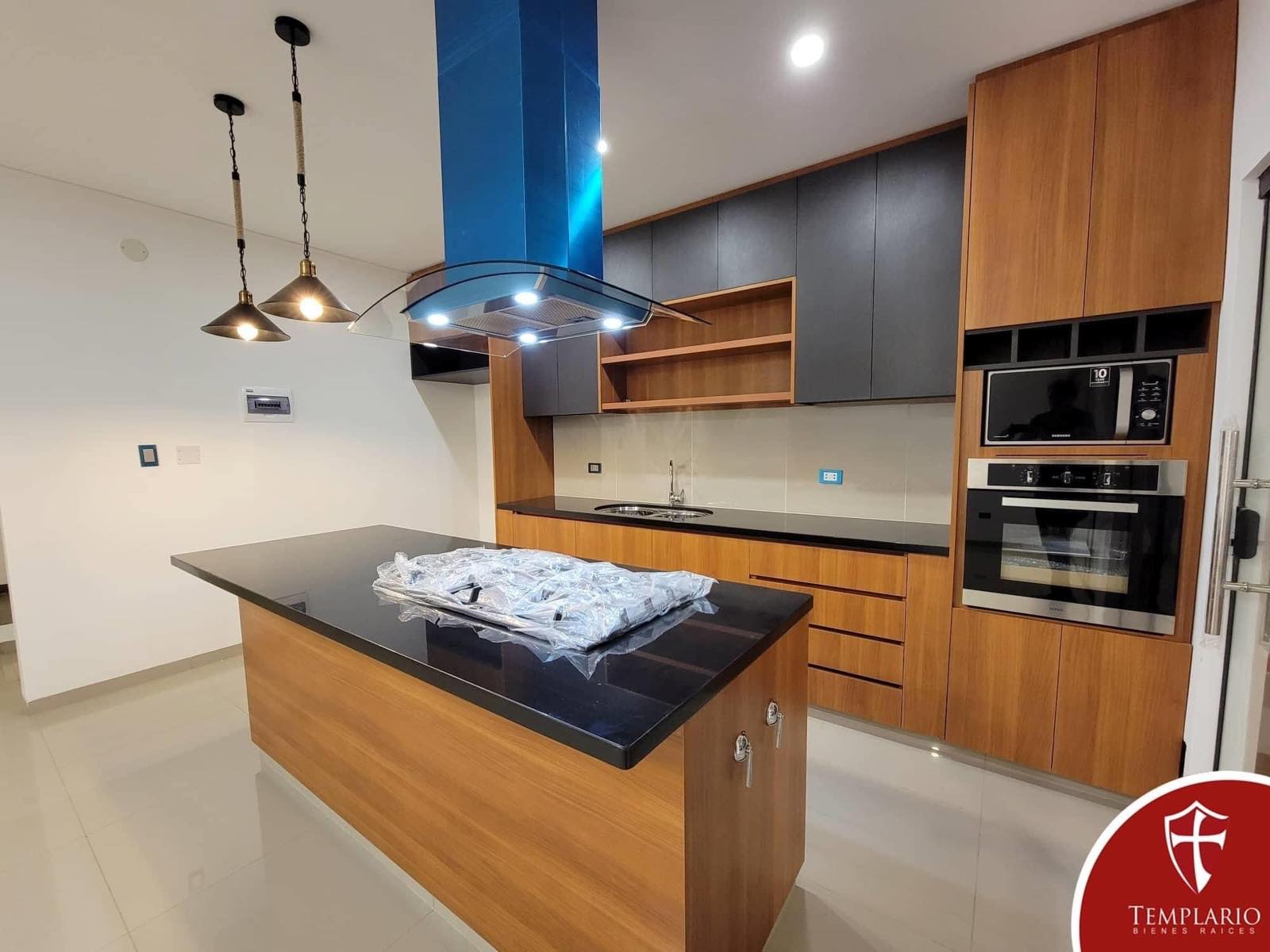 Casa en Entre 5to y 6to anillo Sur en Santa Cruz de la Sierra 3 dormitorios 4 baños 2 parqueos Foto 2