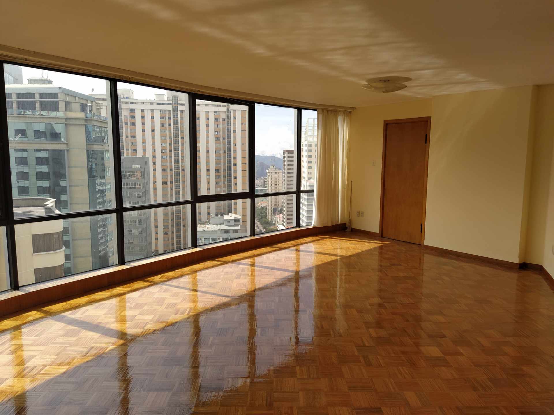 Departamento en VentaPlaza Isabel la Católica, Edificio Torre de las Américas Foto 1