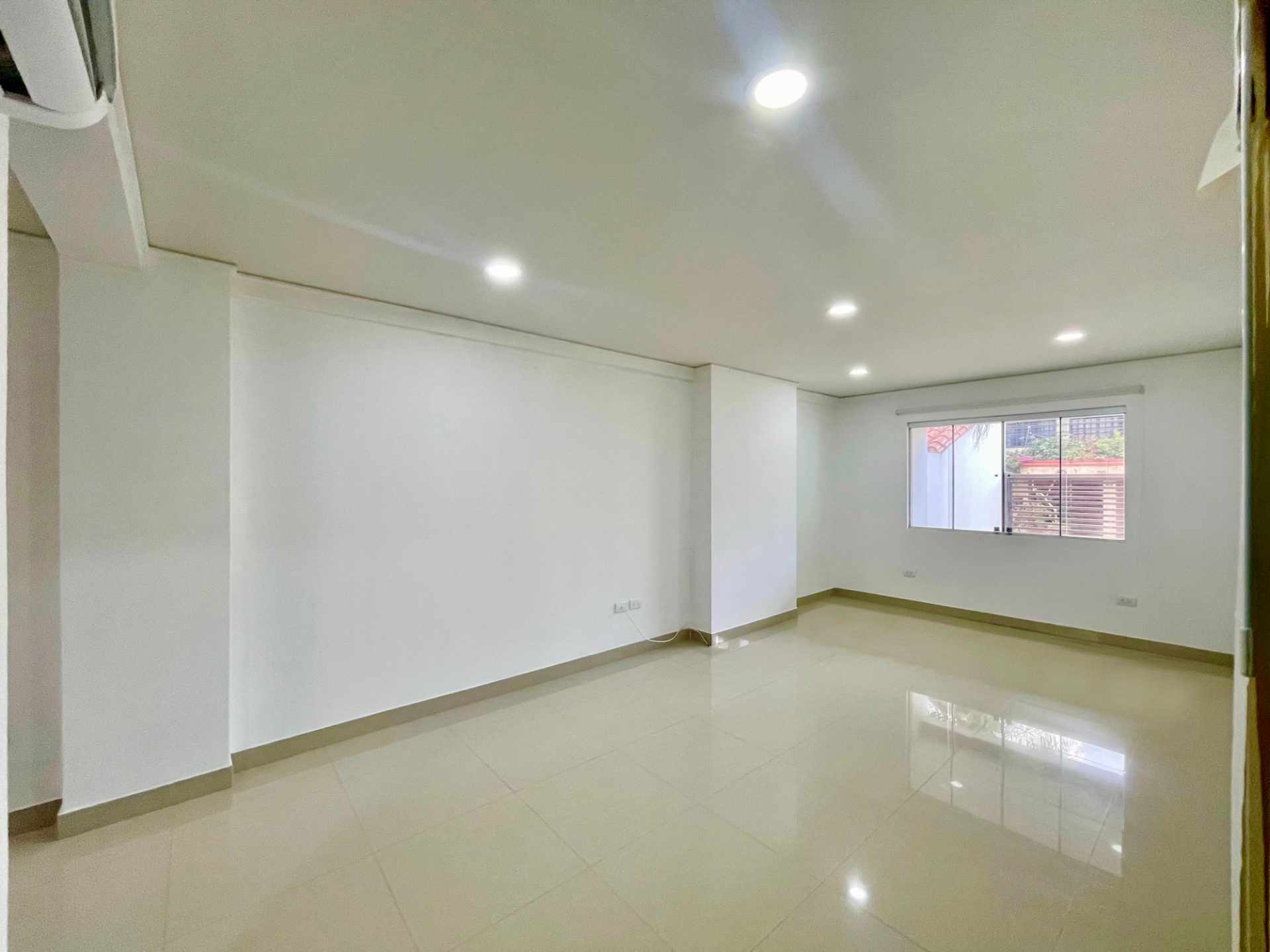Departamento en AlquilerEN ALQUILER MONO AMBIENTE, CANAL ISUTO 2do Y 3er ANILLO Foto 6
