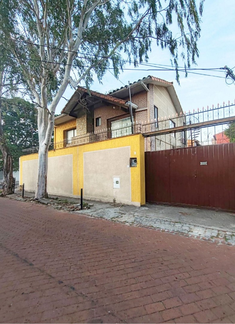 Casa en VentaZONA ESTE - AV. CANAL COTOCA
A 2 cuadras de la avenida 6 dormitorios 4 baños 3 parqueos Foto 2