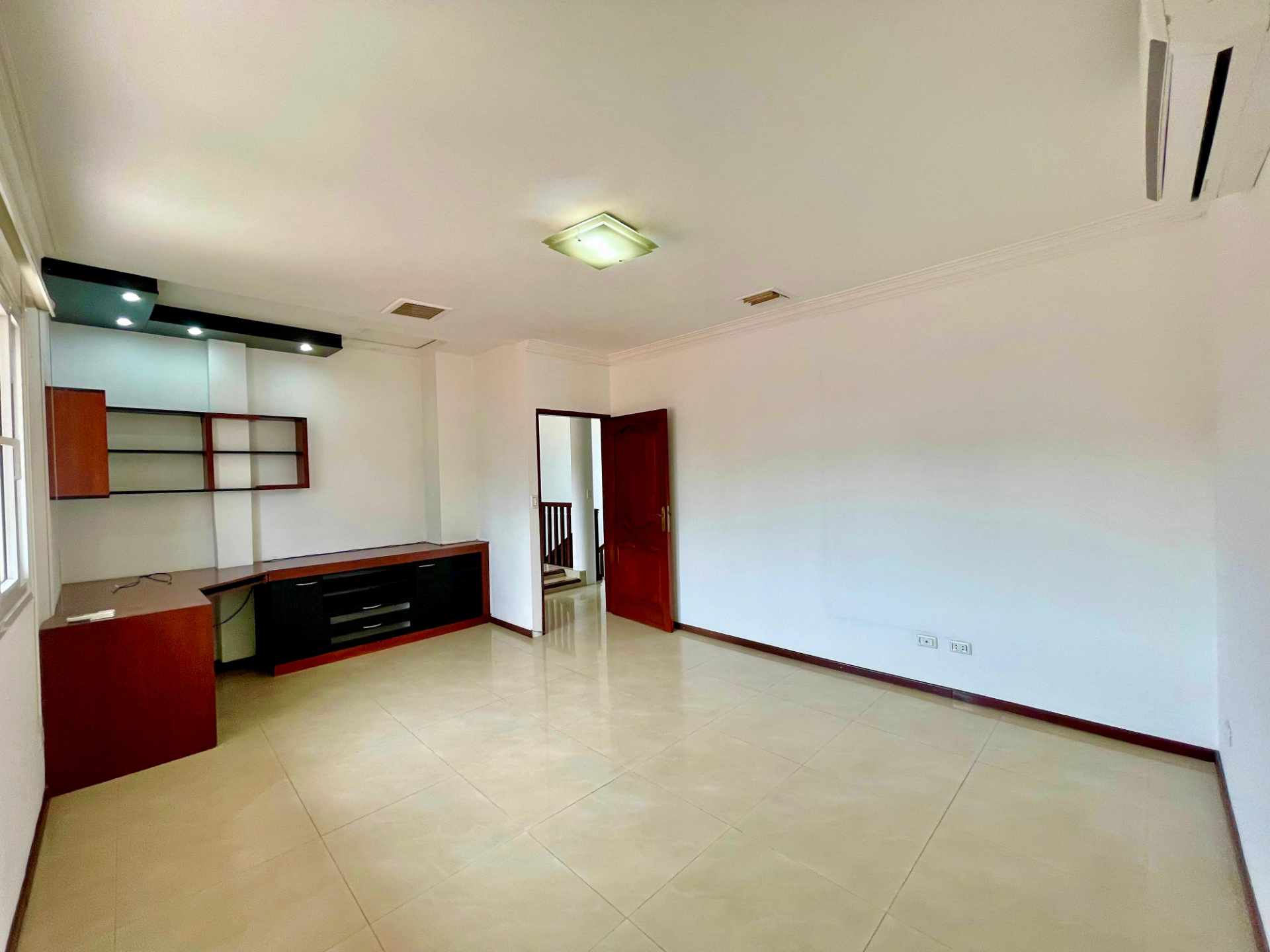 Casa en VentaGRAN OFERTA CASA EN VENTA CONDOMINIO CIUDAD JARDIN 6to ANILLO BANZER  4 dormitorios 6 baños 4 parqueos Foto 5