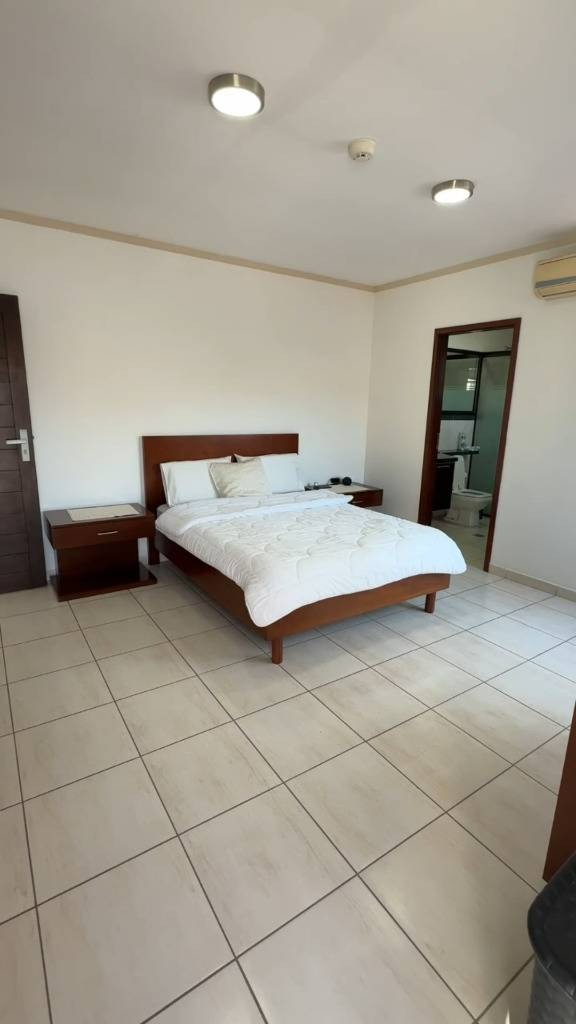 Casa en Entre 4to y 5to anillo Oeste en Santa Cruz de la Sierra 4 dormitorios 6 baños 2 parqueos Foto 8