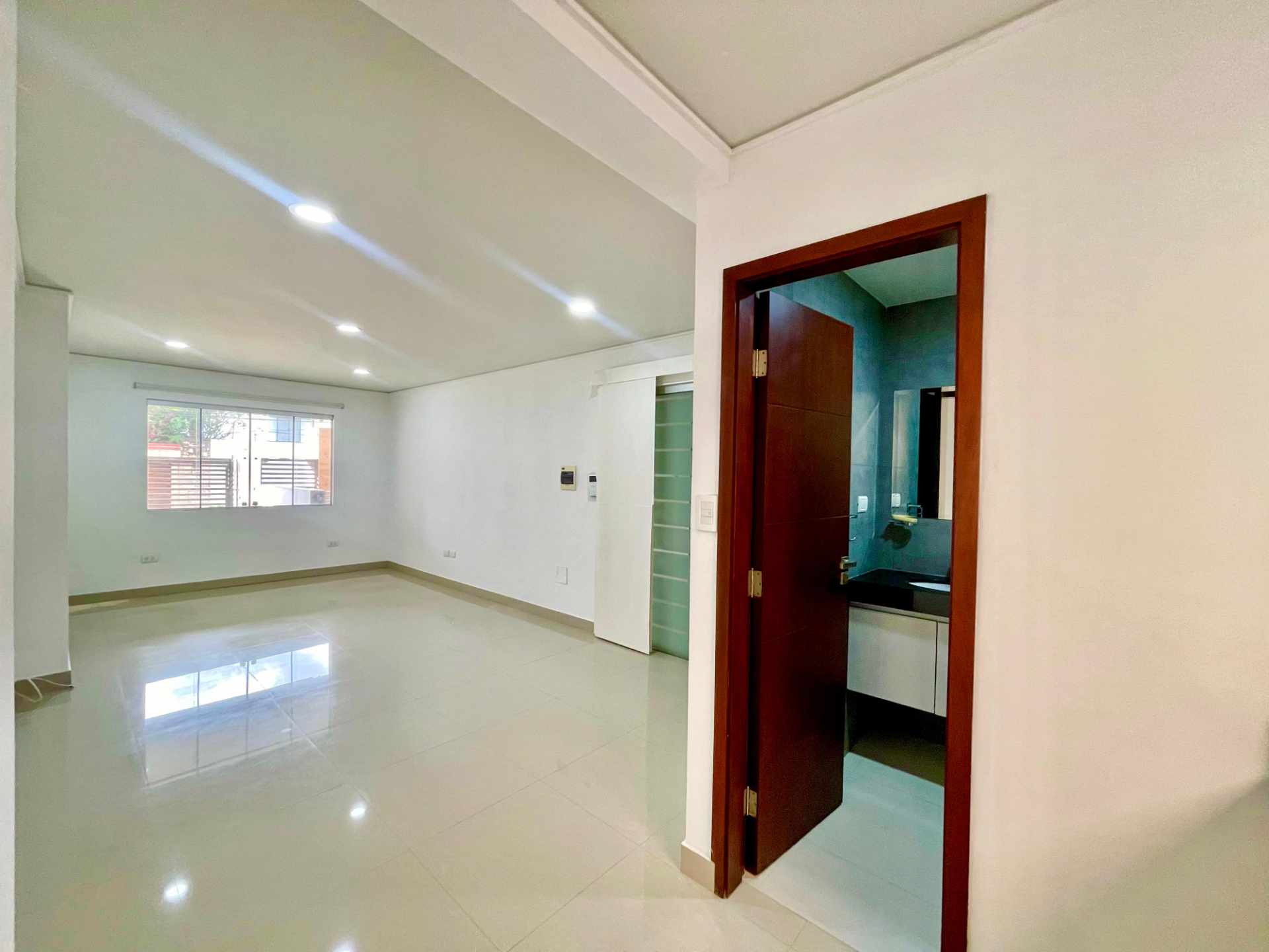 Departamento en AlquilerEN ALQUILER MONO AMBIENTE, CANAL ISUTO 2do Y 3er ANILLO Foto 8