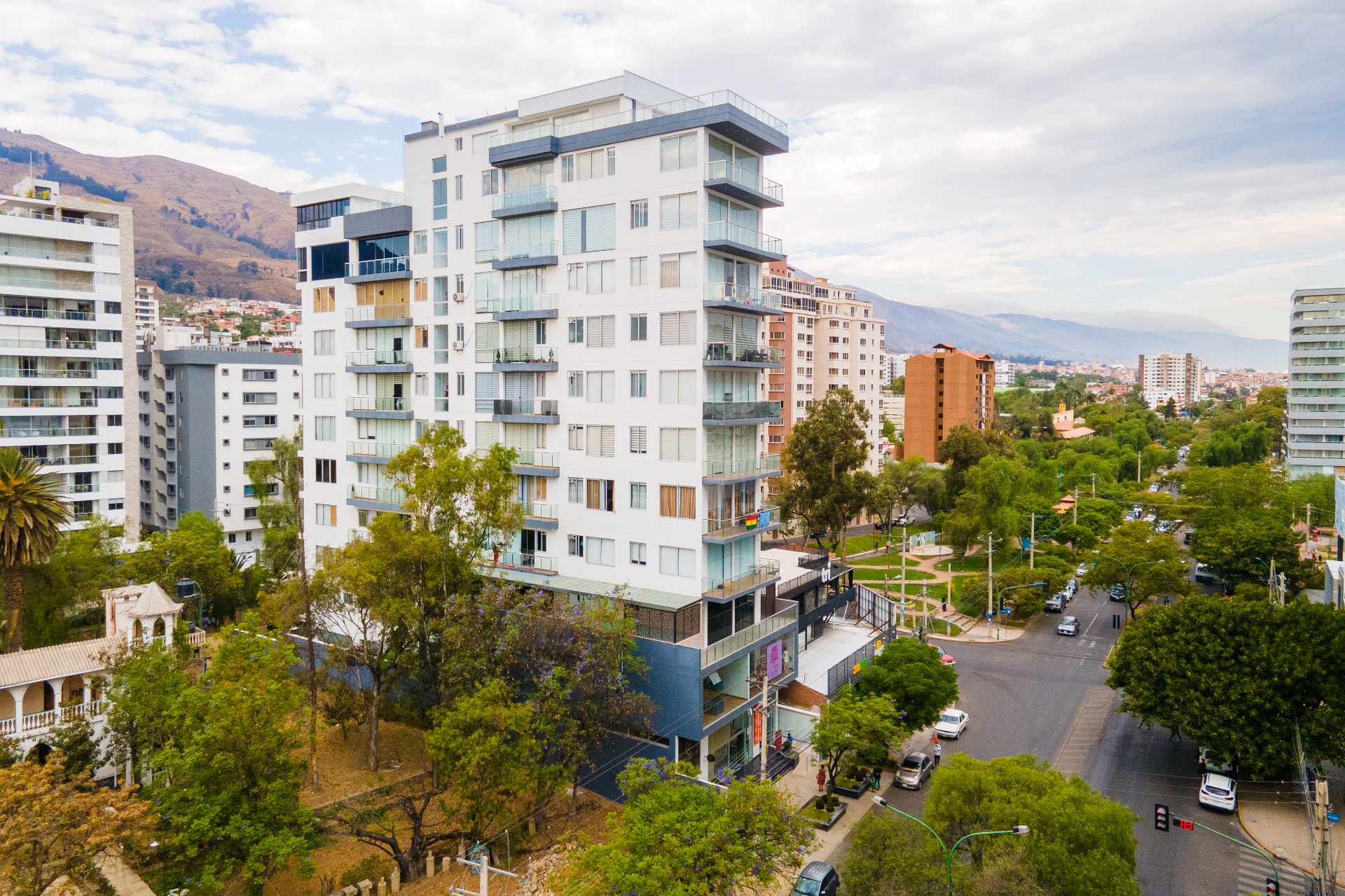 Oficina en AnticréticoEdificio América, Av. América y C. Eudoro Galindo - Zona Norte 2 dormitorios 1 baños  Foto 2