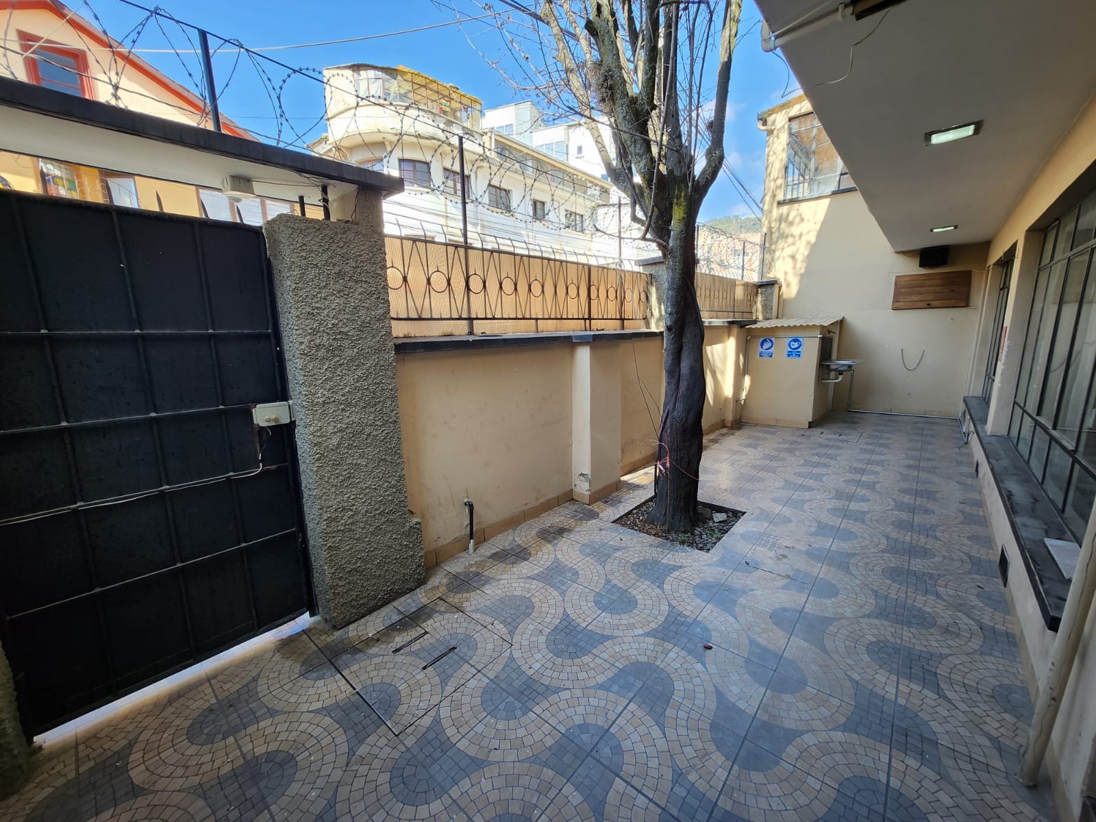 Casa en Alquiler<b>CASA EN ALQUILER EN SOPOCACHI</b> 6 dormitorios 4 baños 2 parqueos Foto 1