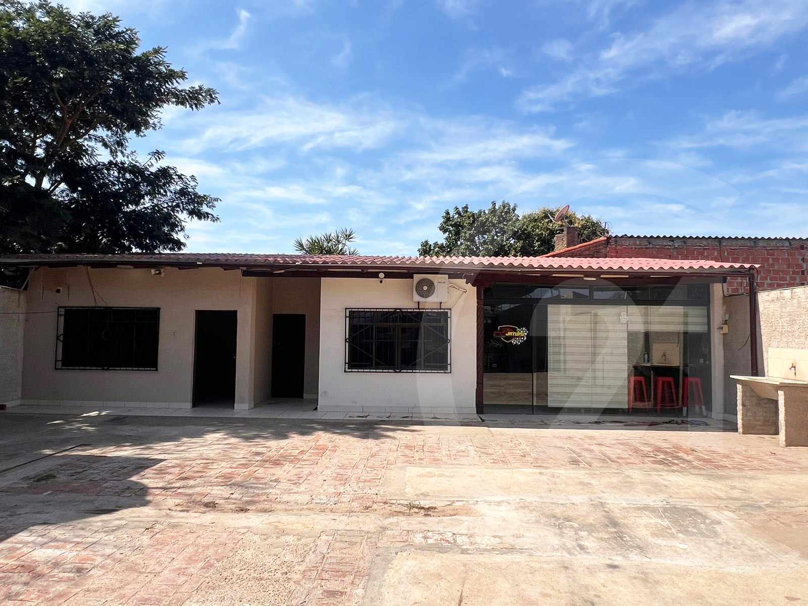 Local comercial en AlquilerSobre avenida Alemana, entre 6to. y 7mo. anillo  2 baños  Foto 3