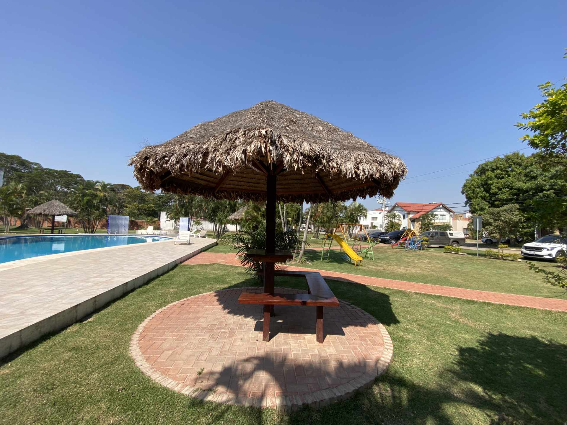 Casa en AlquilerKm 8 1/2 Av Banzer Foto 4