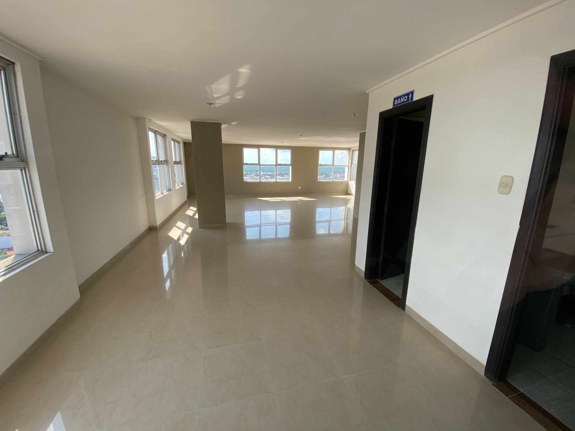 Departamento en AlquilerEdificio San Antonio piso 7. Sobre Av. Banzer casi 3er Anillo.    Foto 19