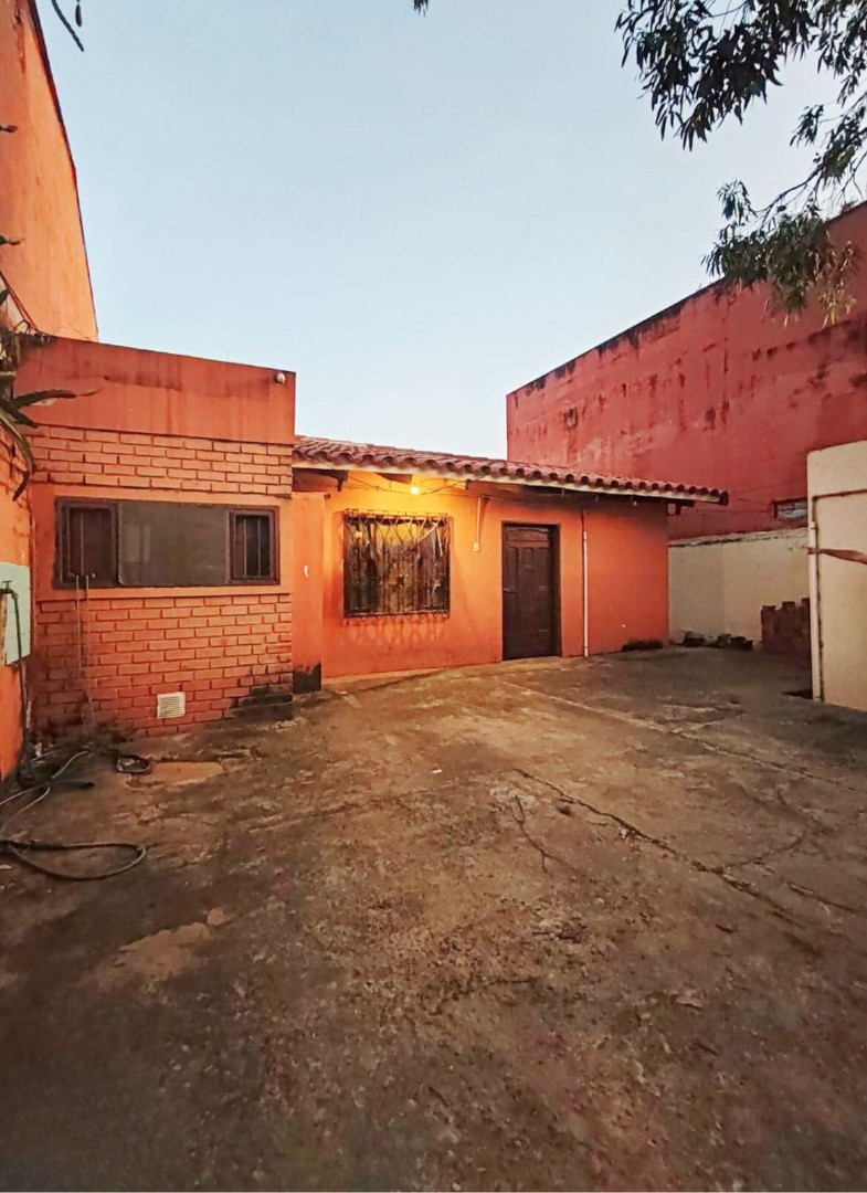 Casa en VentaZONA ESTE - AV. CANAL COTOCA
A 2 cuadras de la avenida 6 dormitorios 4 baños 3 parqueos Foto 6