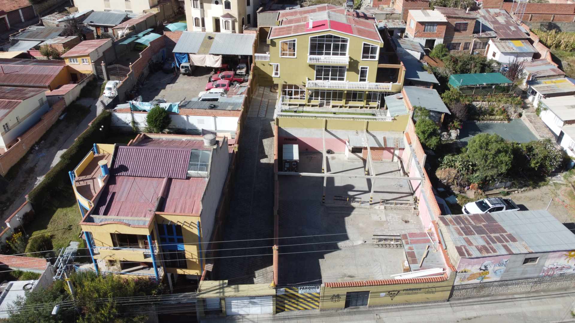 Casa en AlquilerDUEÑO ALQUILA CASA AMPLIA FRENTE AL MERCADO Y HOSPITAL LOS PINOS, ZONA SUR 7 dormitorios 5 baños 7 parqueos Foto 3