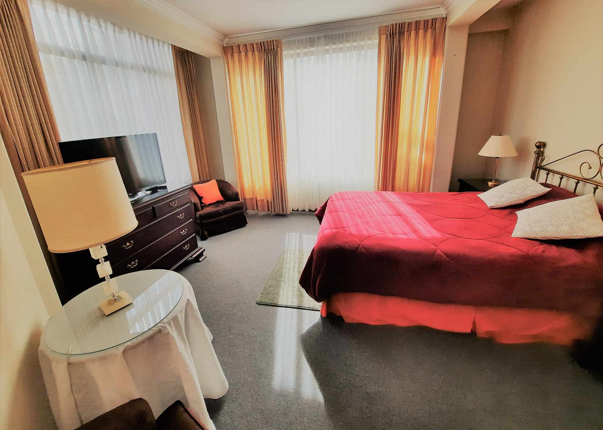 Departamento en AlquilerCalle 24 de Calacoto con Av. Ballivián 4 dormitorios 4 baños  Foto 8