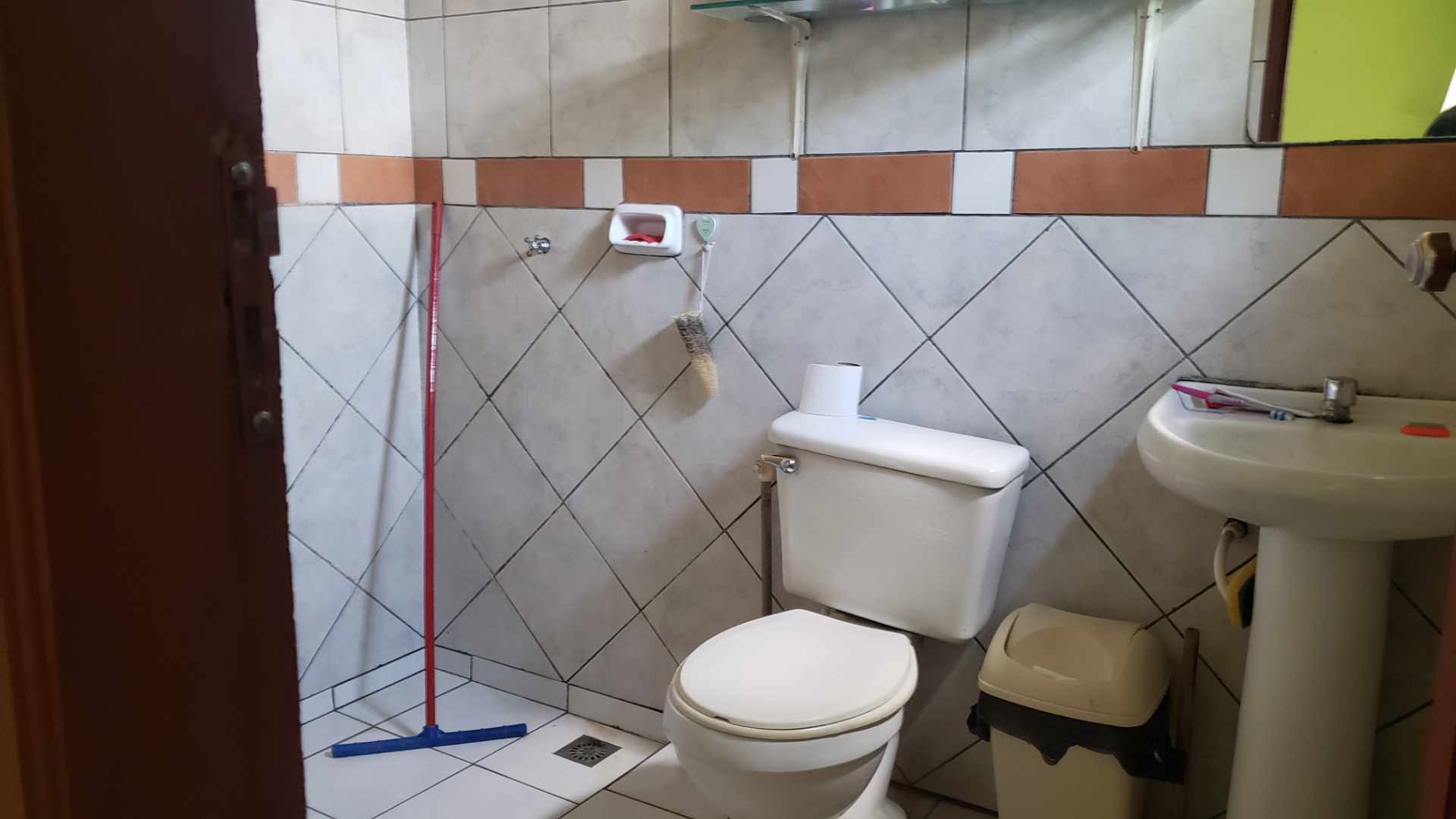 Casa en VentaBarrio los claveles a una cuandra del 9no anillo a dos cuadra de la parada de linea 92,63 es la sede al frente del barrio dorado, en la esquina de la av principal hay un gimnasio. casa amplia en ocasión. Foto 10