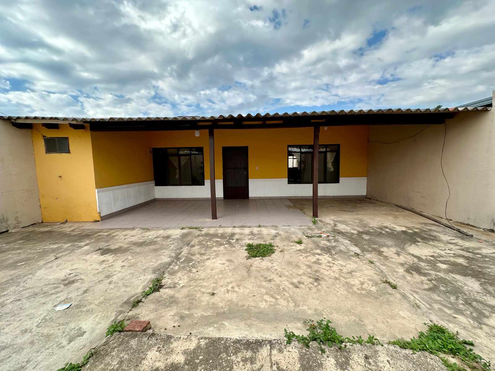 Casa en VentaSanta Cruz de la Sierra, Satélite Norte, Urbanización Pentaguazú 1 3 dormitorios 2 baños 3 parqueos Foto 2