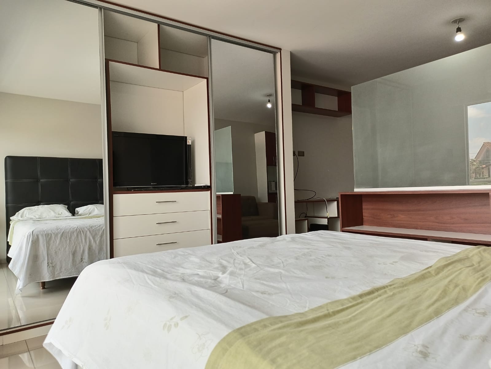 Departamento en AlquilerCONDOMINIO JERICO Av. Beni entre el tercer anillo externo y la calle 1 Oeste. A 75 metros de la Universidad Privada Domingo Savio, en la calle Styg Ryden #18 Foto 6