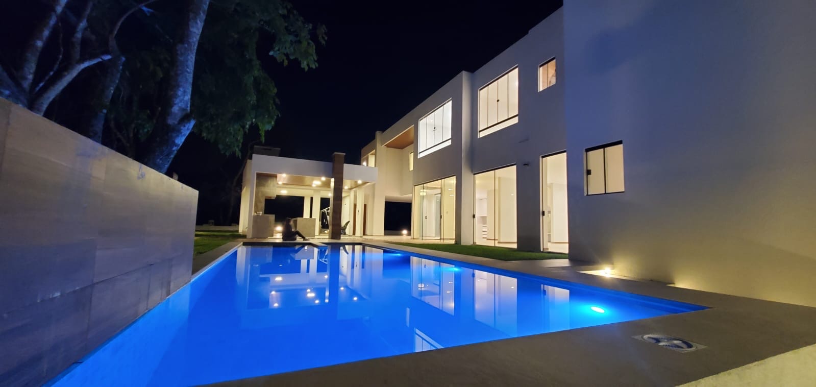 Casa en AlquilerCONDOMINIO EXCLUSIVO ZONA URUBO CERCA AL PUENTE 3 dormitorios 5 baños 4 parqueos Foto 1