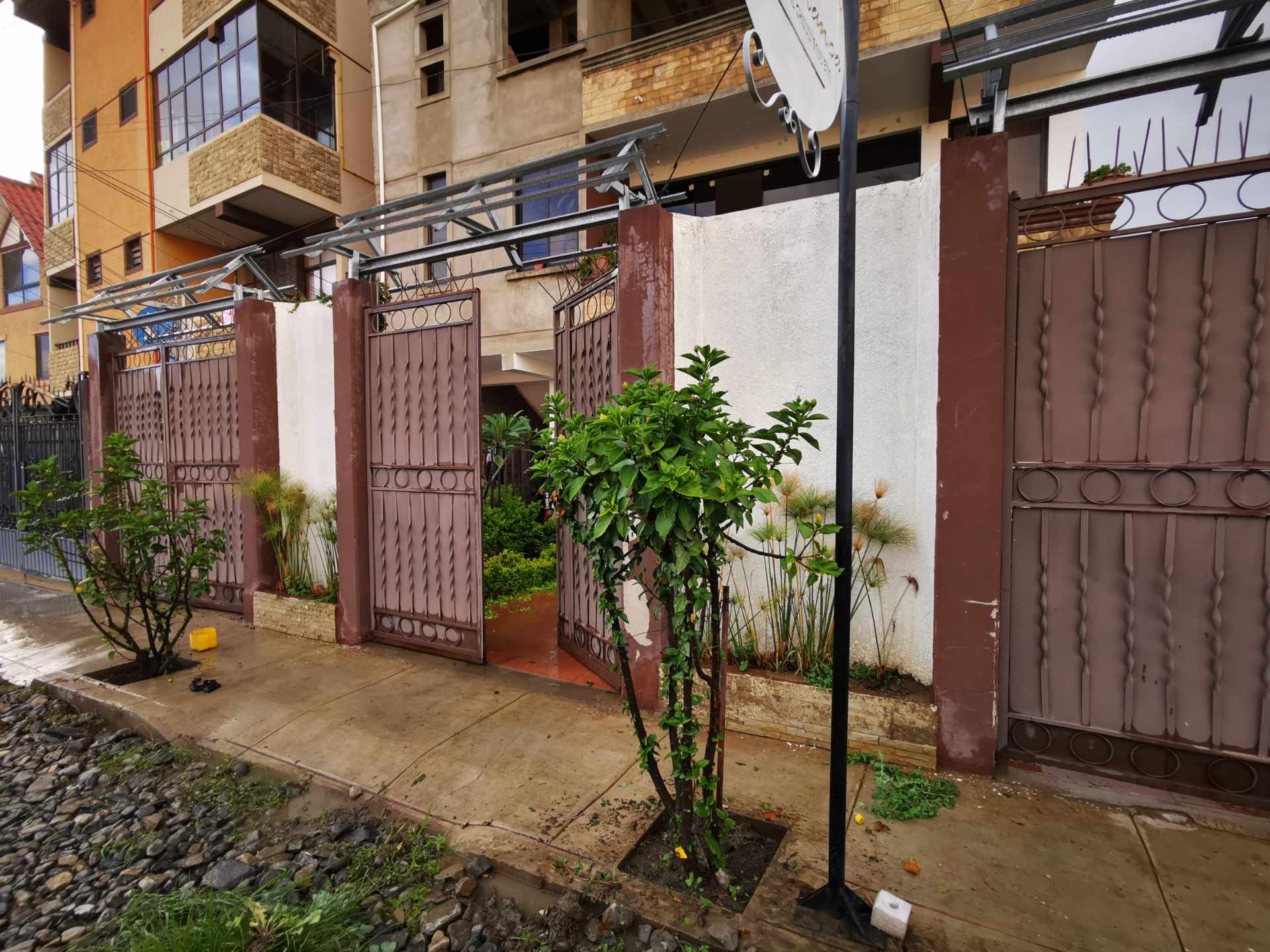 Local comercial en AnticréticoCalle Las Vertientes - a 30 metros de la Av. Chiquicollo  2 baños  Foto 2