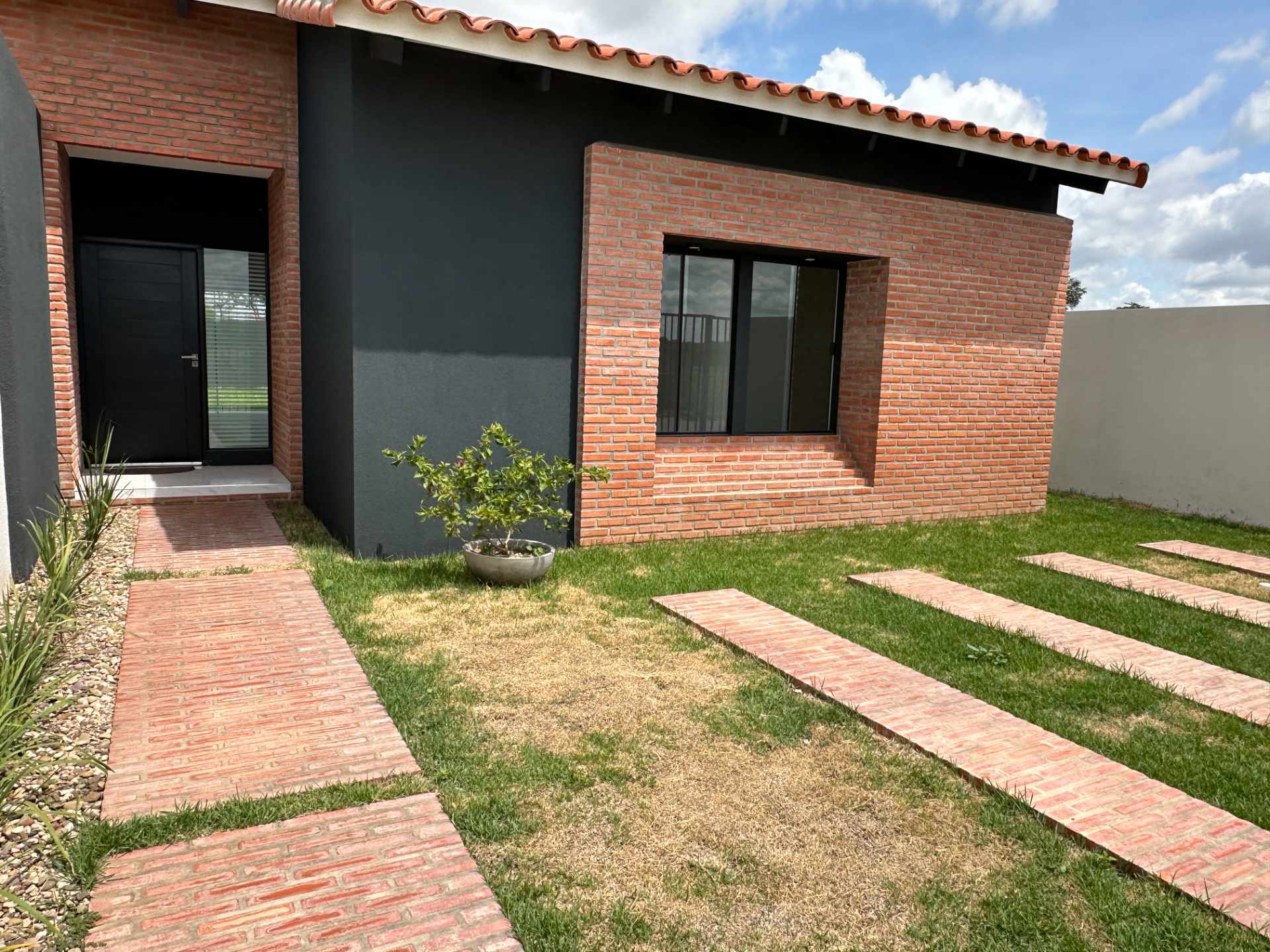 Casa en VentaZona este de Santa Cruz, ubicada atrás del Jardín Botánico sobre calle asfaltada. Por la Laguna Guapilo.   Foto 1