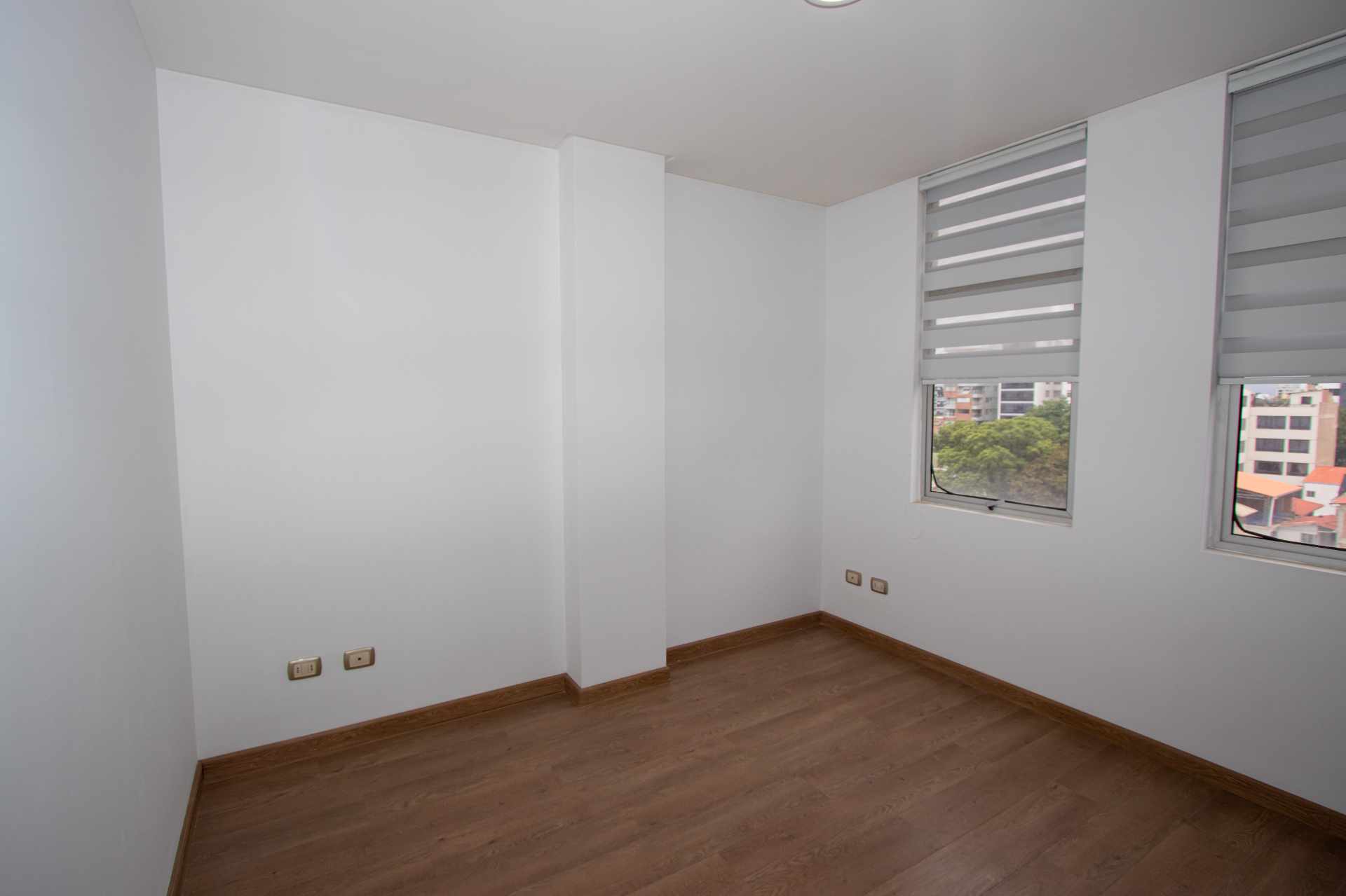 Departamento en VentaEdificio Versalles, Calle Miguel Aguirre - Zona Queru Queru 3 dormitorios 2 baños 2 parqueos Foto 8