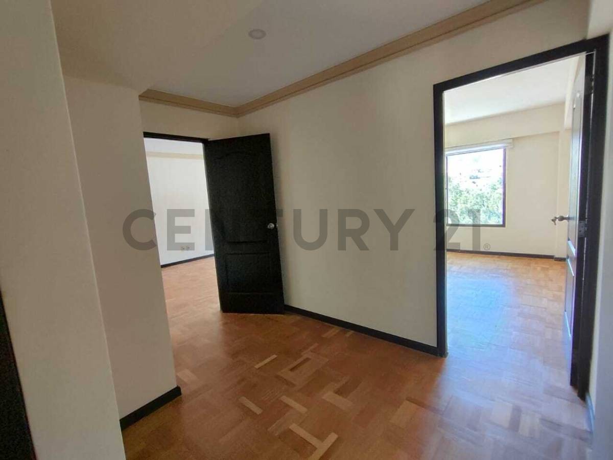 Departamento en Achumani en La Paz 3 dormitorios 4 baños 1 parqueos Foto 3