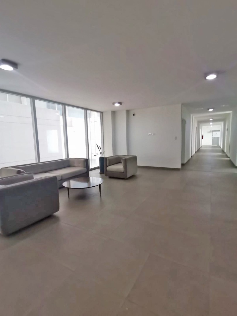 Oficina en AlquilerEDIFICIO TOP CENTER - SOBRE AV. BENI, 2DO ANILLO 1 dormitorios 4 baños 1 parqueos Foto 5