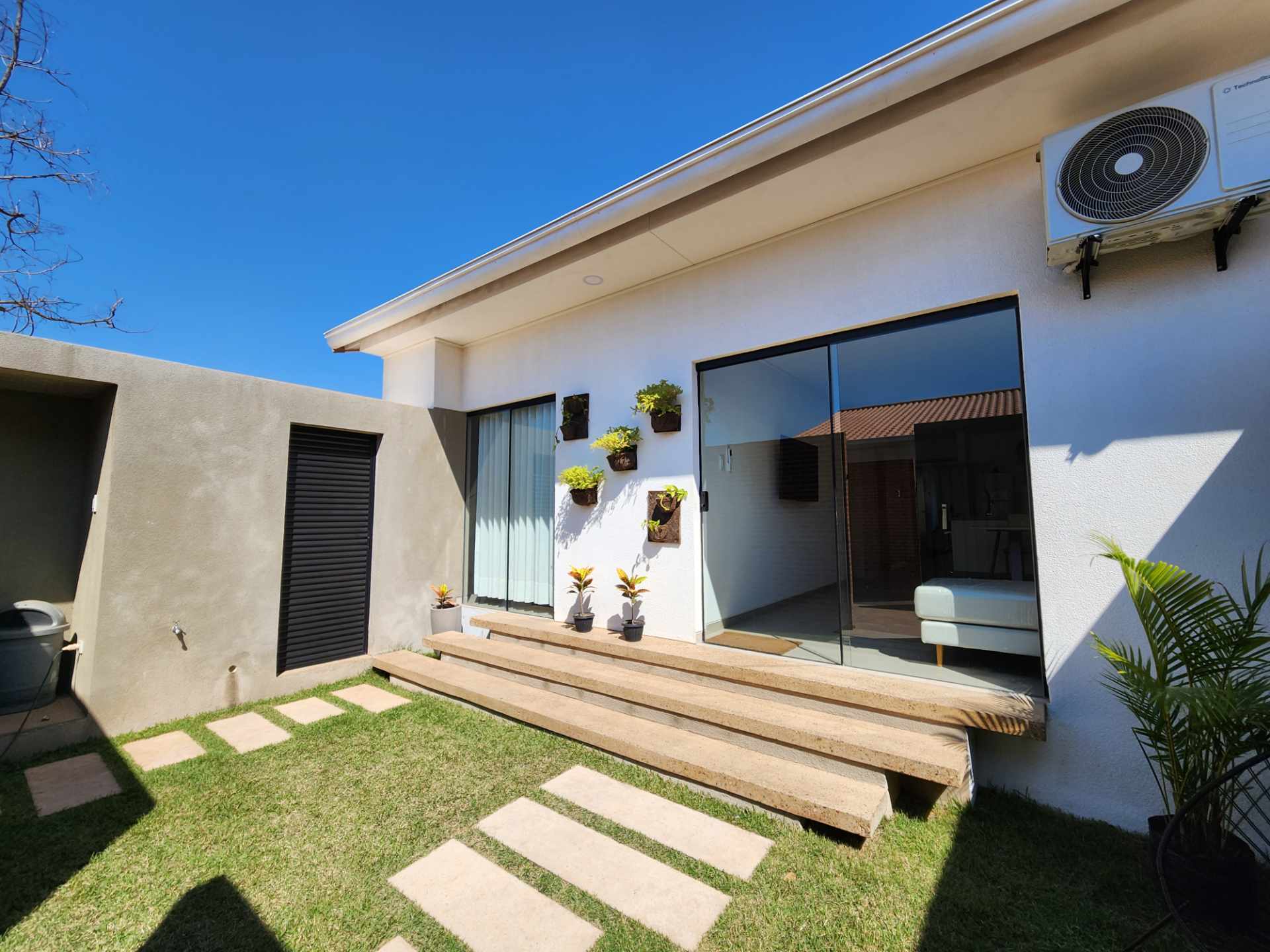 Casa en VentaKm. 9 doble via la Guardia Av. Gualberto Villarroe 3 dormitorios 3 baños 1 parqueos Foto 1