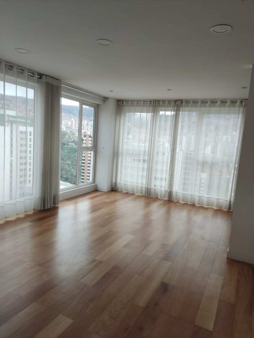 Departamento en AlquilerAv. 6 de agosto y esquina belisario salina, edif Carlos David Foto 3