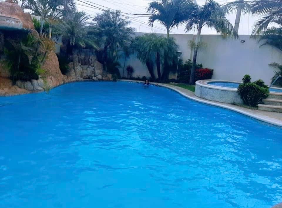 Departamento en AlquilerAV. ALEMANA entre 4to. Y 5to. anillo 4 dormitorios 3 baños 1 parqueos Foto 20