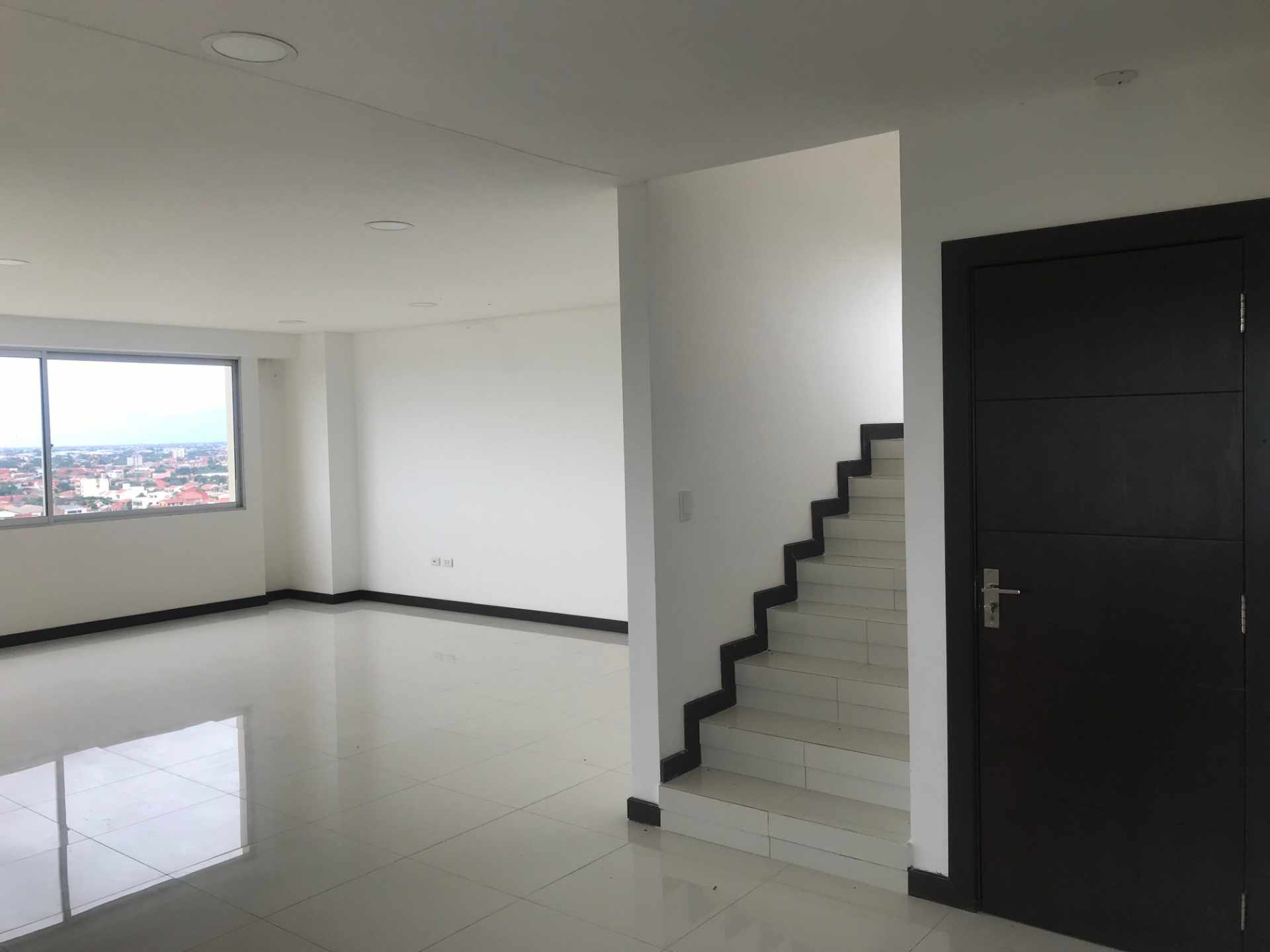 Oficina Torre Rubí [Av. Beni y 4to. Anillo], Oficina amplia dúplex en alquiler, con parqueo techado. 
[700$us. Facturado, Expensas incluidas] Apto para oficinas de bajo tráfico.  Foto 8