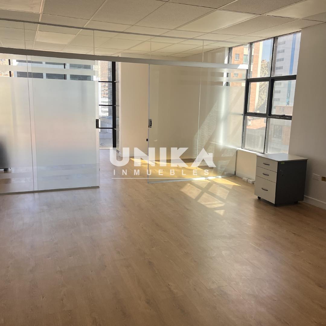 Oficina en AlquilerAMPLIA OFICINA SOLEADA EN LA MEJOR UBICACIÓN , ASCENSOR PRIVADO 4 AMBIENTES , SALA DE REUNIÓN. Foto 5
