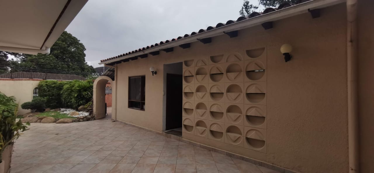 Casa en Entre 1er y 2do anillo Oeste en Santa Cruz de la Sierra 4 dormitorios 6 baños 4 parqueos Foto 19