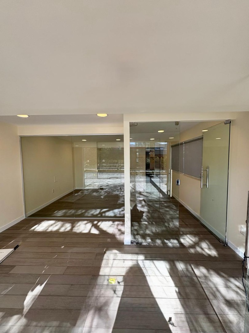 Oficina en AlquilerAlquiler Moderna Oficina con
 Local Comercial, Calacoto  4 dormitorios 1 baños 1 parqueos Foto 3