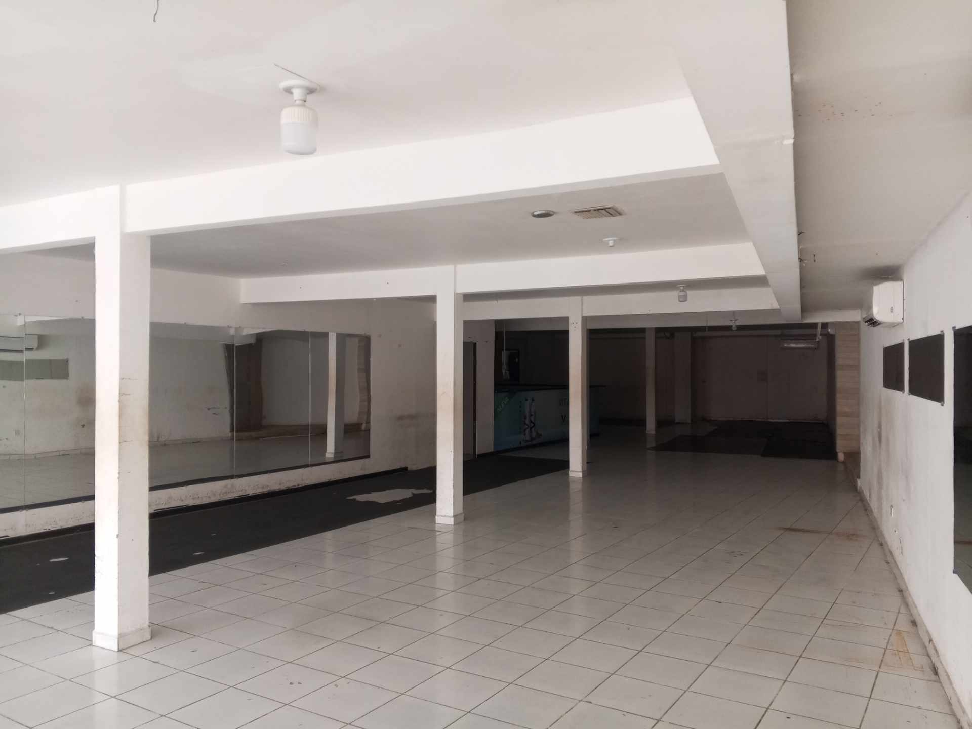Local comercial en Entre 1er y 2do anillo Norte en Santa Cruz de la Sierra  2 baños  Foto 3