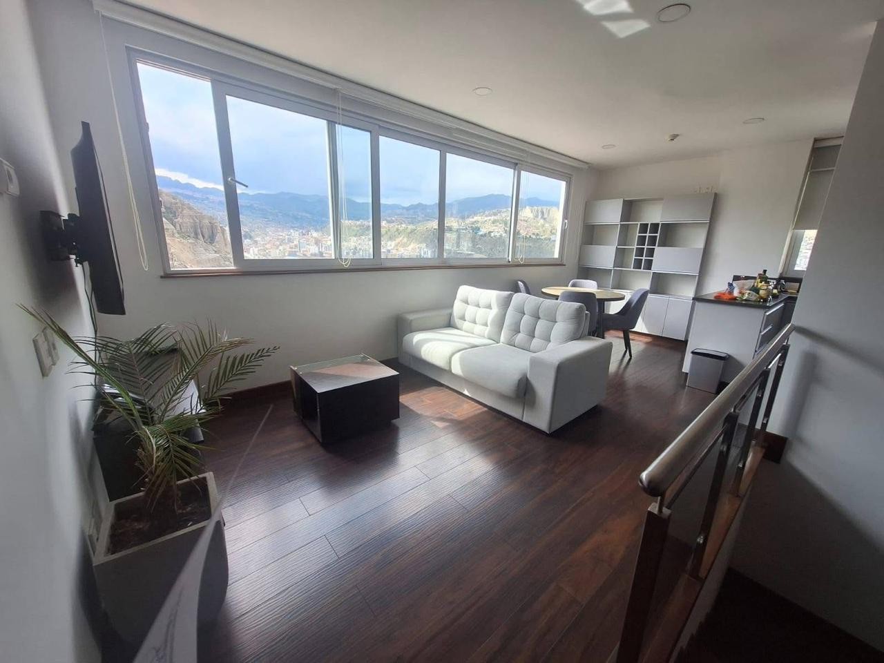 Departamento Hermoso departamento dúplex  amoblado en alquiler en Calacoto Foto 1