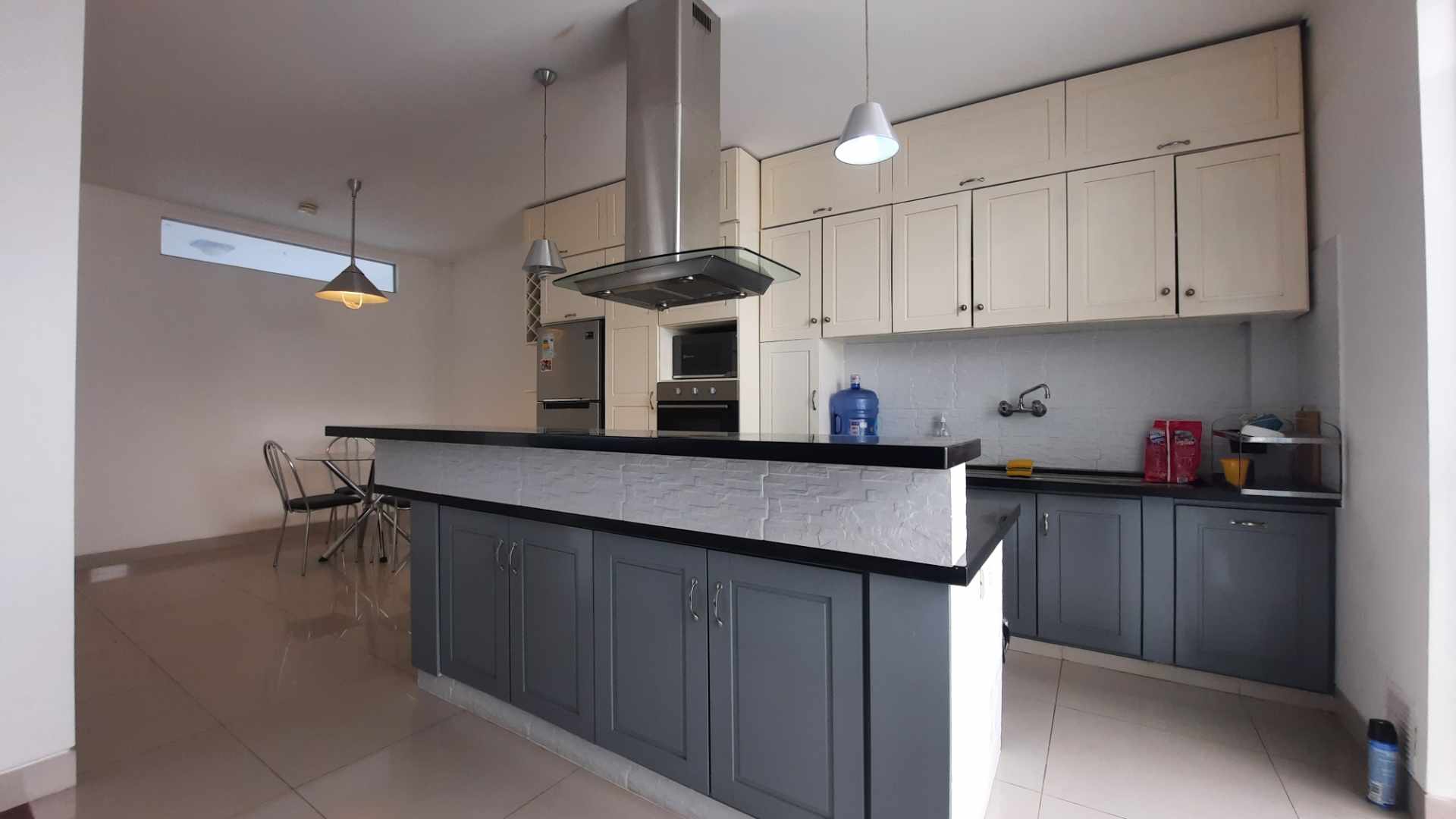 Casa en Entre 4to y 5to anillo Oeste en Santa Cruz de la Sierra 3 dormitorios 3 baños 2 parqueos Foto 1