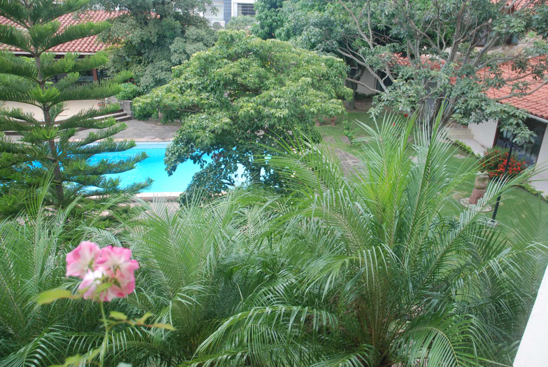 Casa en AlquilerBarrio Sirari 5 dormitorios 7 baños 2 parqueos Foto 2