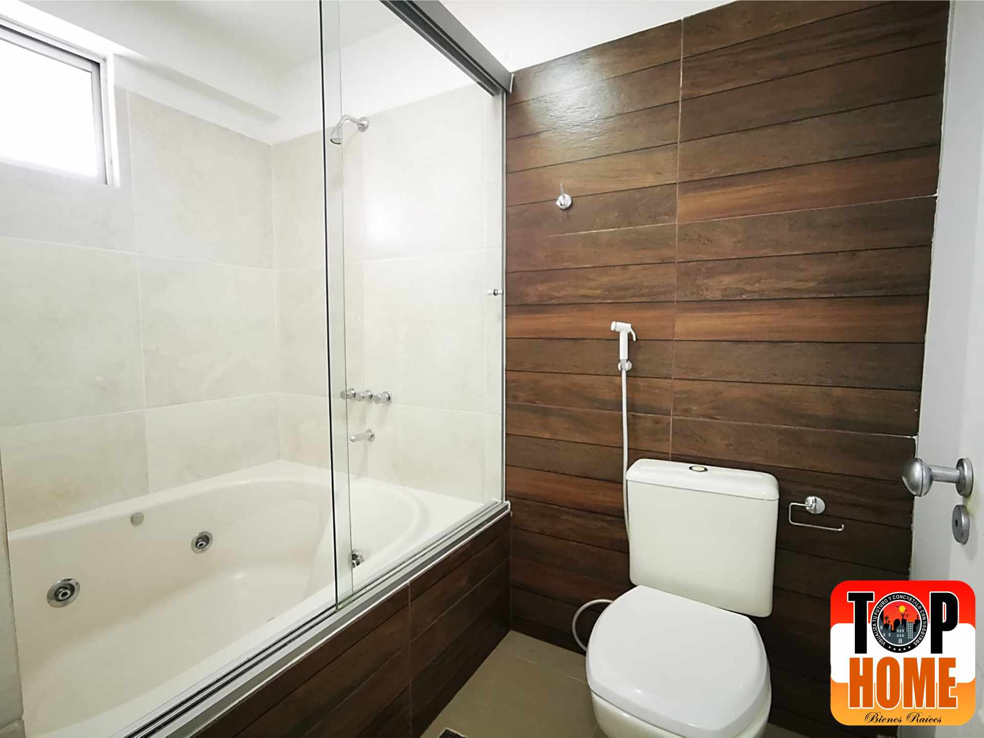 Departamento en Entre 4to y 5to anillo Norte en Santa Cruz de la Sierra 4 dormitorios 3 baños 2 parqueos Foto 6