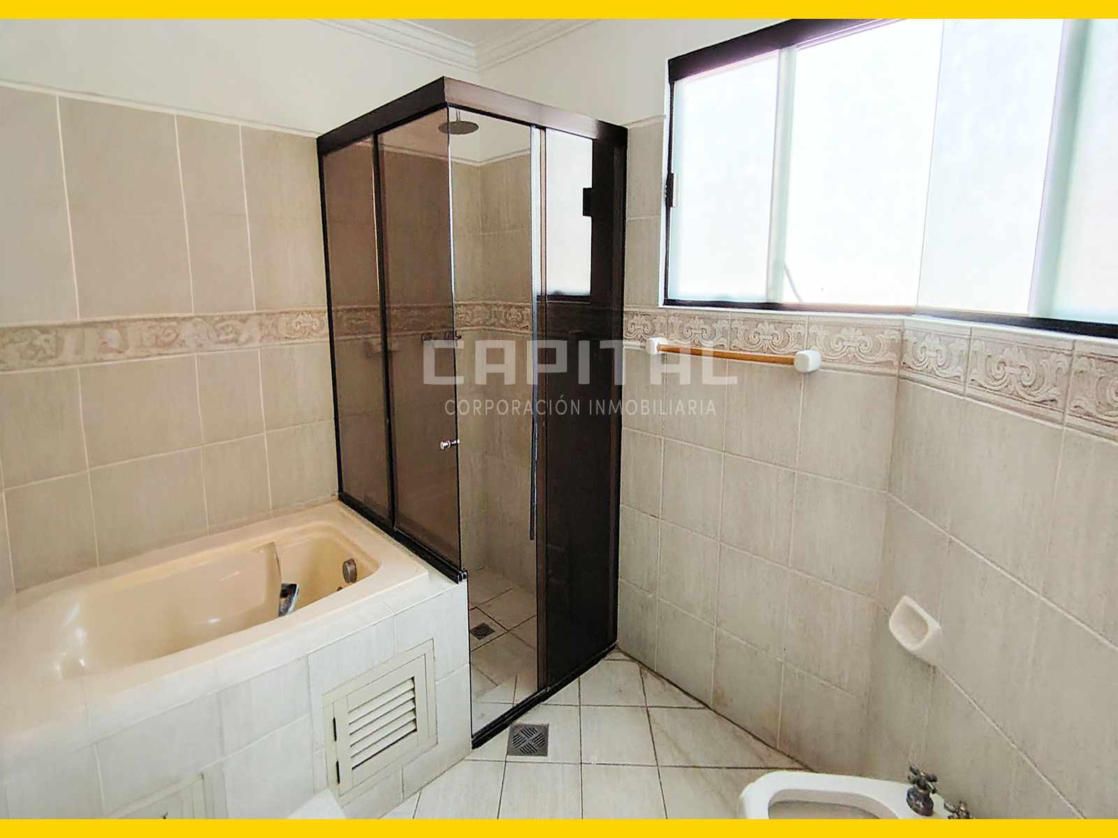 Casa en Entre 4to y 5to anillo Norte en Santa Cruz de la Sierra 2 dormitorios 5 baños 3 parqueos Foto 6