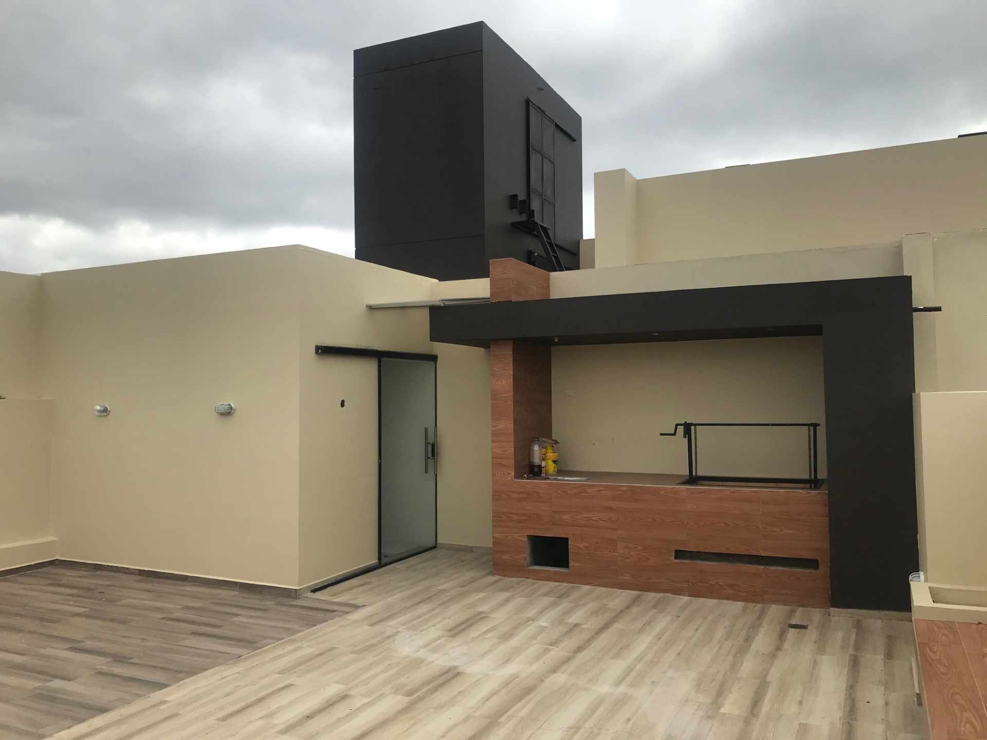 Oficina Torre Rubí [Av. Beni y 4to. Anillo], Oficina amplia dúplex en alquiler, con parqueo techado. 
[700$us. Facturado, Expensas incluidas] Apto para oficinas de bajo tráfico.  Foto 2