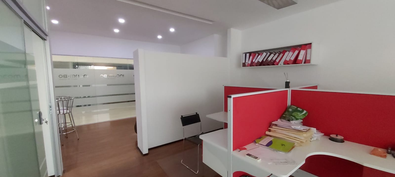 Oficina en AlquilerEDIFICIO SPAZIO, se encuentra en la zona Norte, por  la Av. Beni entre el 2do y 3er. anillo. 5 dormitorios 2 baños  Foto 6